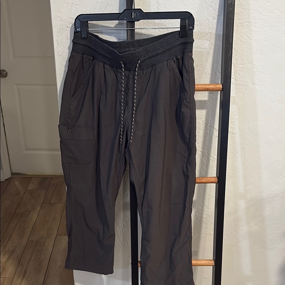 Women’s Size L Gray Capri Pants with Elastic Waistband